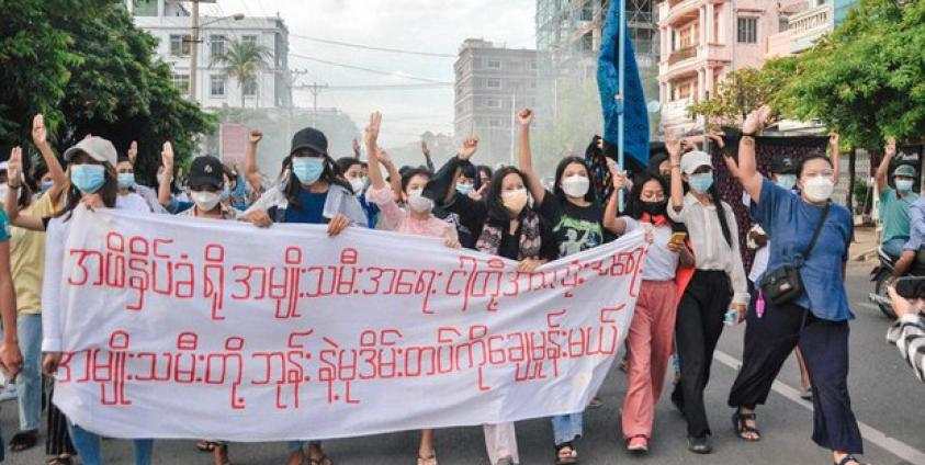 ၂ဝ၂၁ ခုနှစ်က စစ်အာဏာရှင်ဆန့်ကျင်ရေး တောင်းဆိုဆန္ဒပြနေသော မန္တလေးမြို့က အမျိုးသမီးသပိတ်စစ်ကြောင်းတစ်ခုကို တွေ့ရစဉ်။   