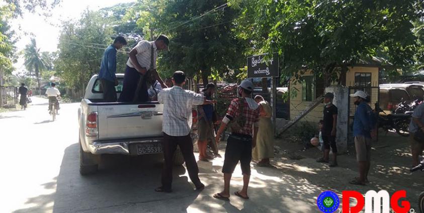 ဖမ်းဆီးခံထားရသည့် မောင်ညီဌေးအား မောင်တောတရားရုံးမှ ပြင်ဖြူစခန်းသို့ ခေါ်ဆောင်စဉ်။