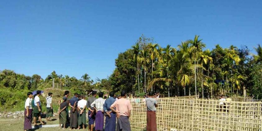 အငြင်းပွားမြေနေရာကို ပန်းမြောင်းသားတို့ စစ်ဆေးနေစဉ်