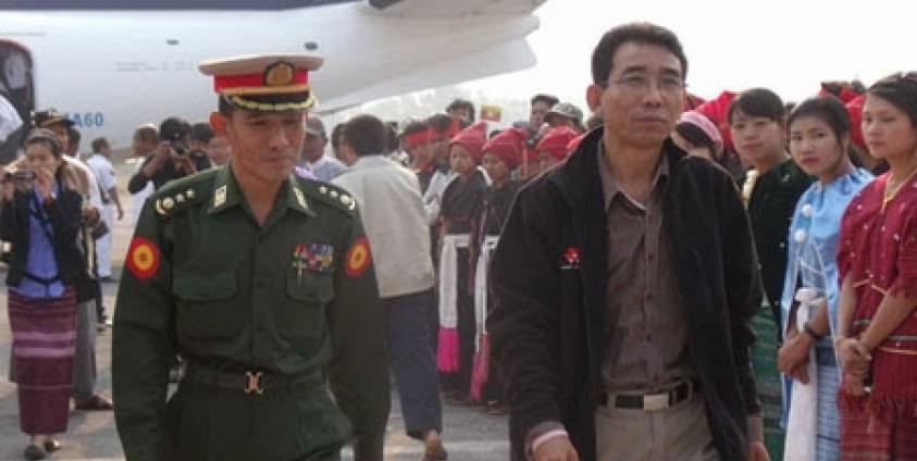 ၂၀၁၂ ခုနှစ်မတ်လရရက်နေ့ ပြည်နယ်အဆင့် အပစ်အခတ်ရပ်စဲရေး စတင်ဆွေးနွေးရန် လွိင်ကော်မြို့သို့ရောက်ရှိလာသည့် KNPP အဖွဲ့ခေါင်းဆောင်များအား လူထုများနှင့် အစိုးရအဖွဲ့များက ကြိုဆိုခဲ့ကြစဉ် (ဓါတ်ပုံ - ကယားထဲ)