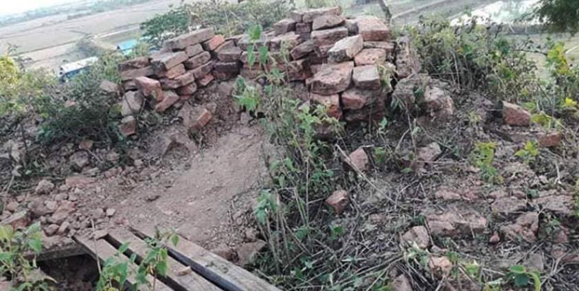 ပုံစာ - ၂၀၁၉ ခုနှစ် အစပိုင်းက ဘူးသီးတောင်မြို့နယ်၊ ၃၁ ဘုံ ဘုရားတောင်ပေါ်၌ တပ်မတော်သားများ စခန်းချခဲ့စဉ်က ပစ်ကျင်းများပြုလုပ်ထားသည်ကို တွေ့ရစဉ်။ (Photo - MP Oung Thaung Shway's facebook)