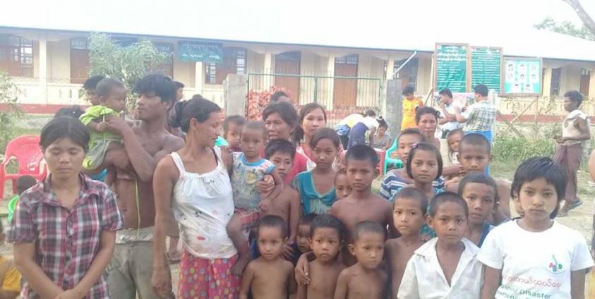 မုန်တိုင်းဒဏ်ခံခဲ့ရ၍ အိုးအိမ်မဲ့ ဖြစ်သွားသည့် ရခိုင်ပြည်သူများ/ ဓာတ်ပုံ- နိရဥ္စရာ