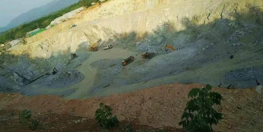 ကျိုက်ထိုမြို့နယ် လမ်းခင်းကျောက်မိုင်းတနေရာ(photo: Nay Min)