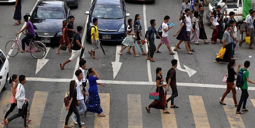 People crossing a busy road in downtown Yangon, Myanmar, 03 July 2016. Photo: Nyein Chan Naing/EPA