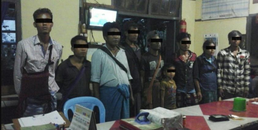 ဖမ်းဆီးရမိသော အထောက်အထားမဲ့ လူ ၈ ဦး (Photo:ဘောလခဲမြို့ လူဝင်မှုကြီးကြပ်ရေး ဦးစီးဌာန)