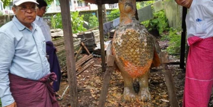 ဟင်္သာရုပ်ထုဟောင်းအား နိုင်စိုးသိန်း၊ ဒေါက်တာမင်းစိုးလင်း၊ ဒေါက်တာမင်းကြည်ဝင်းတို့ သွားရောက်ကြည့်ရှုခဲ့စဉ်(Facebook)