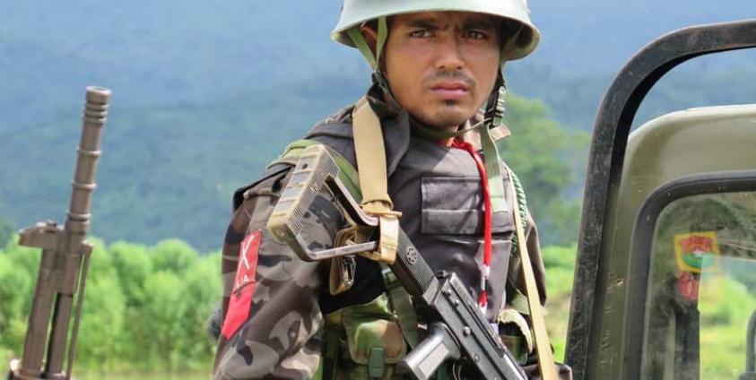 ကချင်ပြည်နယ် လိုင်ဇာမြို့တွင် လုံခြံုရေးယူထားသည့် ကချင်လွှတ်မြောက်ရေးတပ်မတော် (KIA) အား သြဂုတ်လ ၃ ရက် ၂၀၁၄ ခုနှစ်က တွေ့ရစဉ်။ ဓာတ်ပုံ - မင်းမင်း