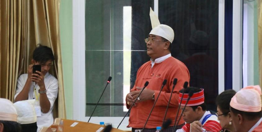 Photo- ပြည်နယ်လွှတ်တော် ကိုယ်စားလှယ် ဦးမင်းထင်အောင်ဟန် ဆွေးနွေးတင်ပြစဉ် (MNA)