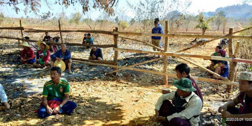 Photo by ဦးစံဝင်းမောင်၊ ကျေးရွာလမ်းကို တပ်မှ ခြံခတ်ထားသည့် ပုံ