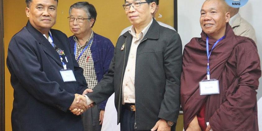 Lt-Gen. Yawd Serk from the RCSS/SSA shakes hands with Tar Hla Pe from the TNP