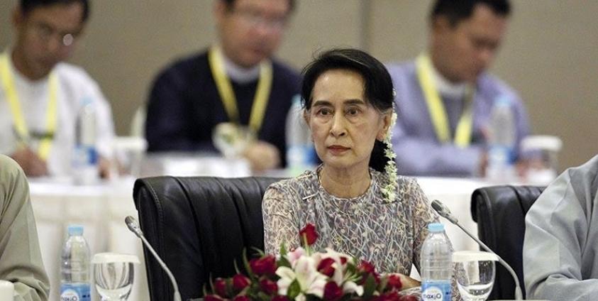 State Counsellor of Myanmar Aung San Suu Kyi (C) looks on as she and members of the Union Peace Dialogue Joint Committee (UPDJC) attend a meeting in Naypyitaw, Myanmar, 15 August 2016. Photo: Hein Htet/EPA