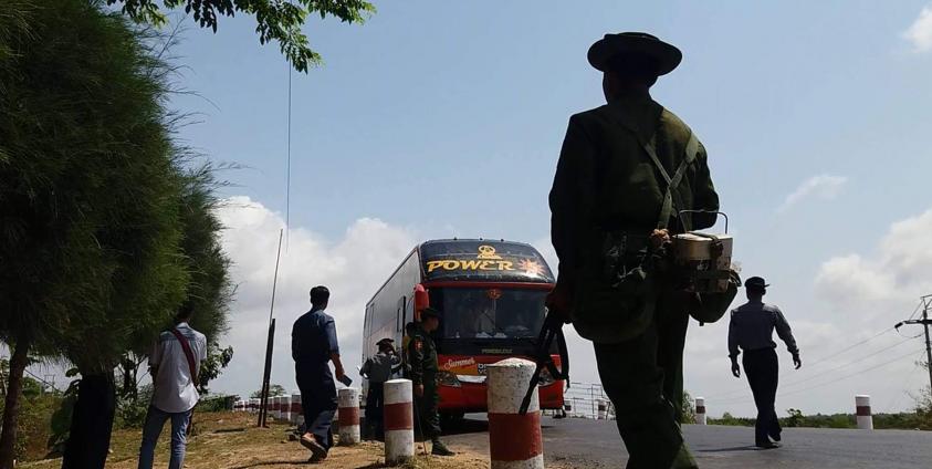 စစ်တွေမြို့နယ်၊ ကျောက်တန်းစစ်ဆေးရေးဂိတ်တွင် ယခင်က စစ်ဆေးမှုအားတွေ့ရစဉ်။ Photo - The Rakhine Times