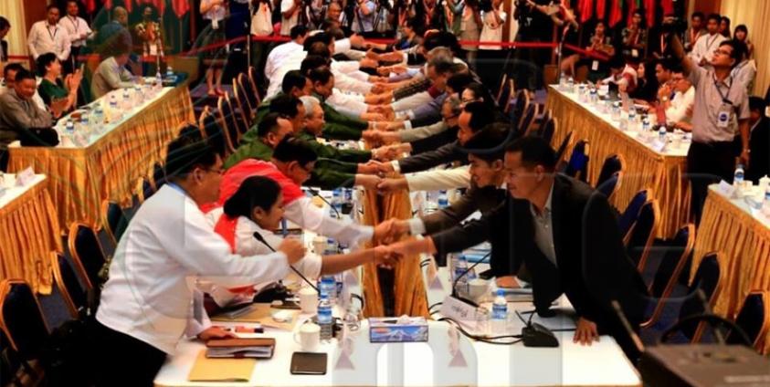 ၇ကြိမ်မြောက် တစ်နိုင်ငံလုံးအပစ်ရပ်ဆွေးနွေးပွဲ အပြီးသတ်နိုင်ခဲ့သည့် မတ်လ ၃၀ရက်နေ့ မြင်ကွင်း။ (ဓာတ်ပုံ-ဟိန်းထက်၊မဇ္ဈိမ)