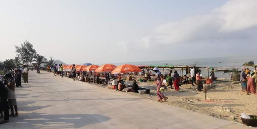 ကျောက်ဖြူမြို့နယ် ဇင်ချောင်းဆိပ်ကမ်းသာဈေးအား တွေ့ရစဉ်။ ဓာတ်ပုံ - ဇင်ချောင်းလူငယ်များ