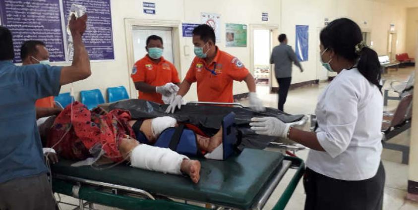 Photo by Ko Hla Moe(တာချီလိတ်နာရေးကူညီရေးအသင်း)၊ ဗုံးသီးဟောင်းထုရာမှ ဒဏ်ရာရသည့် အမျိုးသမီးပုံ