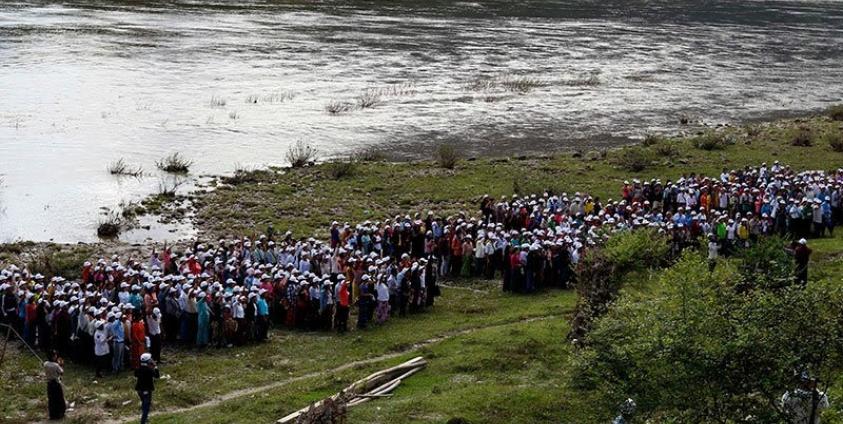 Ethnic Kachin people and activists gather on the occasion of the fourth anniversary of Myitsone dam project suspension at the Irrawaddy river, Myitkyina, Kachin State, Myanmar, 10 October 2015. Photo: Seng Mai/EPA
