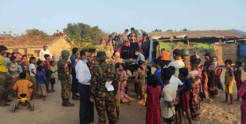 မုန်တိုင်းဒဏ်ခံအဆောက်အအုံသို့ ပြောင်းရွေ့နေကြစဉ်။ Photo - ရခိုင်နေ့စဉ်