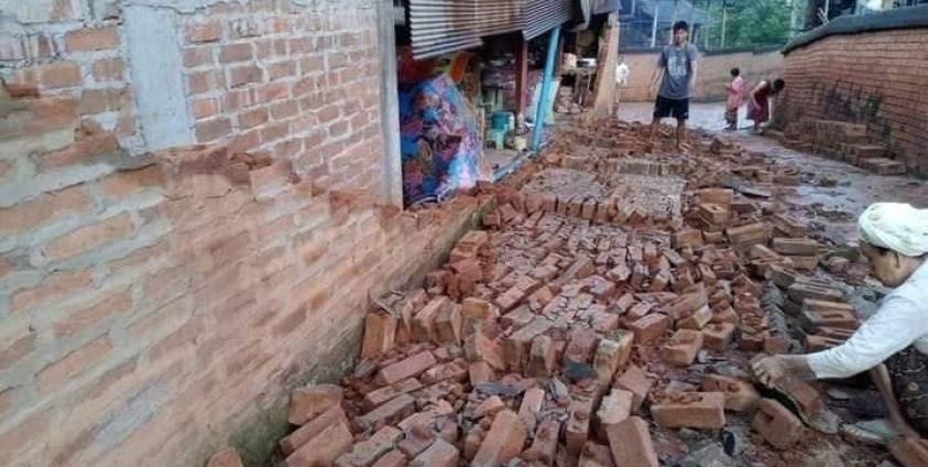 ကျိုင်းတုံ ငလျင်လှုပ်ခတ်မှုကြောင့် ပျက်စီးသွားသည့်နေအိမ်