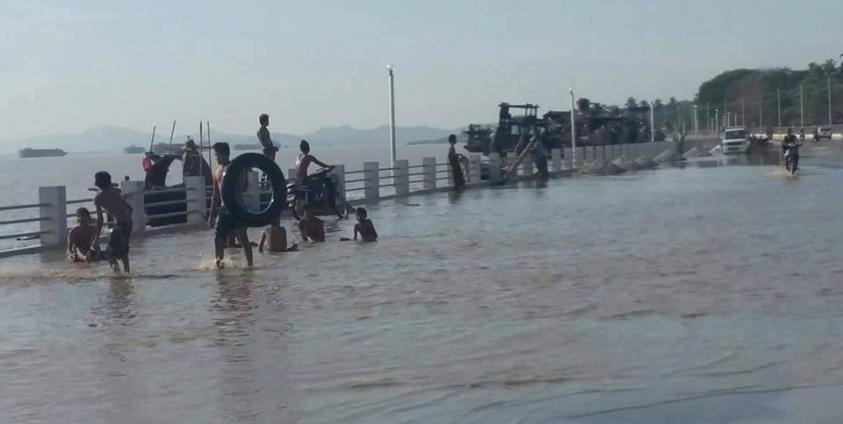  မော်လမြိုင်ကမ်းနားလမ်းအသစ်ဖောက်လုပ်သည့်နေရာ ရေလွှမ်းခဲ့စဉ်(Mawlamyine Daily)