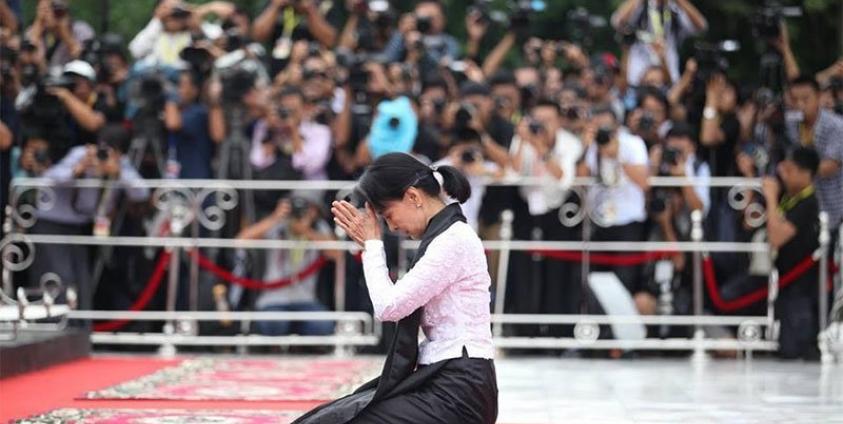 Myanmar State Counsellor and Foreign Minister Aung San Suu Kyi pays her respects to her late father as Myanmar marks the 70th anniversary of Martyrs' Day in Yangon on July 19, 2017. Photo: Thura/Mizzima