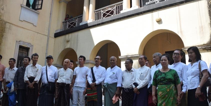 ၈၈ မျိုးဆက်အဖွဲ့များ မော်လမြိုင်ခရိုင်တရားရုံးရှေ့အမှတ်တရဓါတ်ပုံရိုက်(MNA)