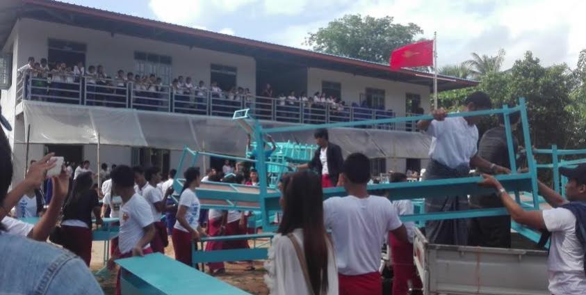 MEG အဖွဲ့ စာသင်ခုံများလှူဒါန်းရန်ရောက်ရှိလာစဉ်(MNA)