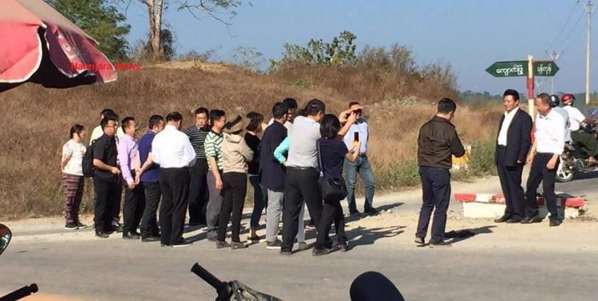 စီးပွားကူးသန်းဝန်ကြီးဦးဆောင်အဖွဲ့မှ ကျောက်ဖြူ- ရန်ကုန်- ရေတပ်လမ်းဆုံတွင် အမှတ်တရ ဓာတ်ပုံရိုက်နေကြပုံ