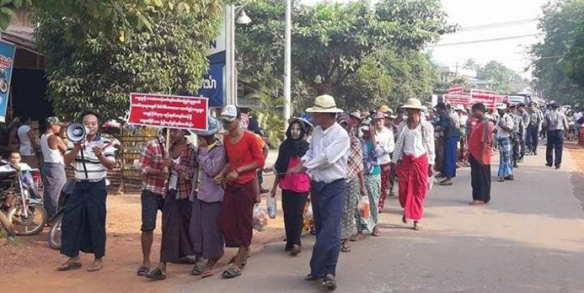 Protestors say they have no way to support themselves after the Taung Zun rock quarry was closed in March.