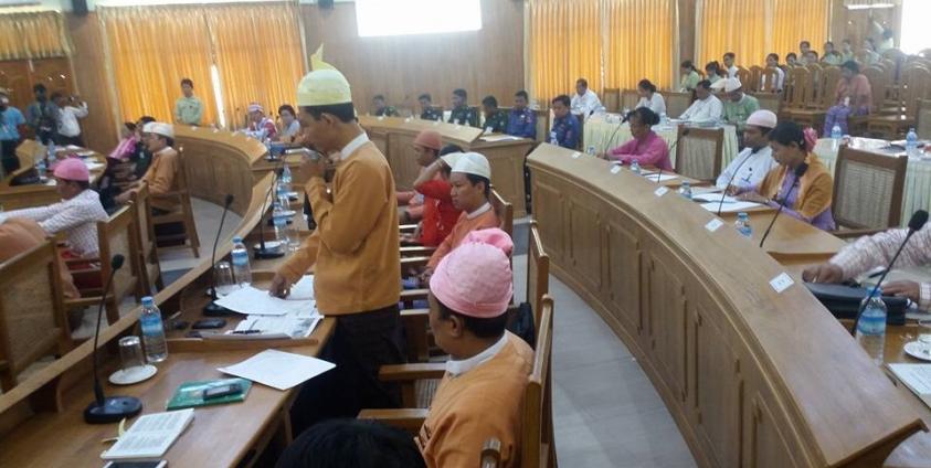 Hluttaw Representative discussing at the Mon State Hluttaw (photo: Tin Min Aung/Facebook)