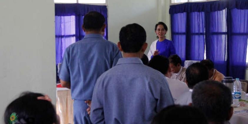 နေပြည်တော် စည်ပင်ဧည့်ရိပ်သာတွင် ဒီဇင်ဘာ ၁၇ရက်၊ မွန်းလွဲပိုင်းက ဒေါ်အောင်ဆန်းစုကြည်နှင့် ဝန်ထမ်းများတွေ့ဆုံနေစဉ်(ဓာတ်ပုံ- မင်းမင်း/မဇ္ဈိမသတင်းဌာန)