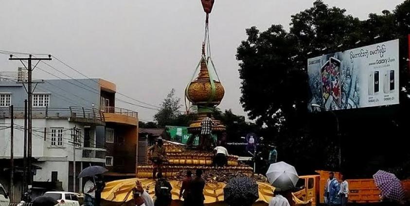 ဆွမ်းအုပ်ရုပ်တုကို ဖယ်ရှားနေစဉ်(Facebook)