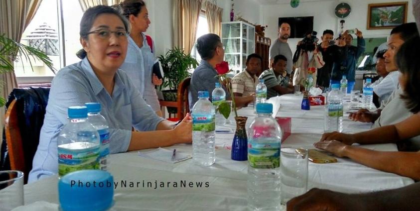  ဓာတ်ပုံ- PALACE HOTEL တွင် ဒေသခံများနှင့်တွေ့ဆုံနေပုံ