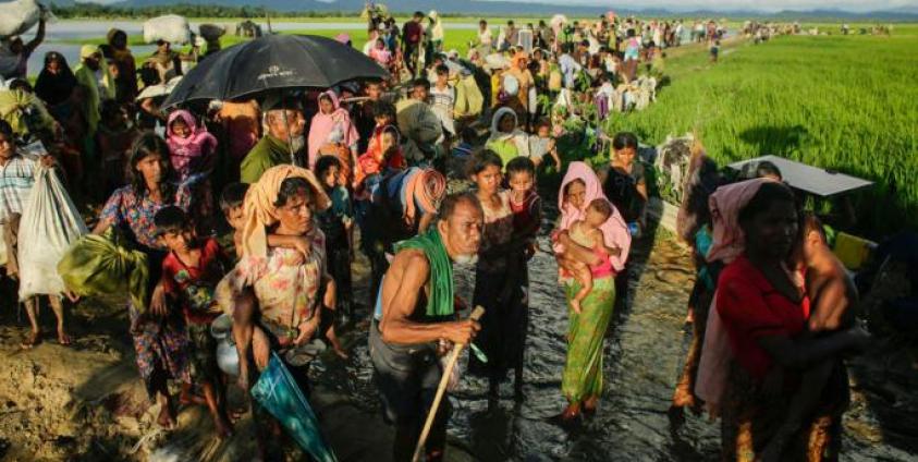 Hundreds of Rohingya refugees enter Bangladesh from Budichong, Myanmar through the Palongkhali border in Cox's Bazar, Bangladesh, 09 October 2017, after crossing the Naf river. Photo: Abir Abdullah/EPA