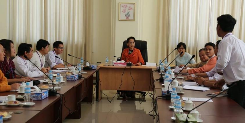 (ဒေါ်အောင်ဆန်းစုကြည်နှင့် လူငယ်စင်တာမှ လူငယ်များ ၂၀၁၅ခုနှစ်၊ ဒီဇင်ဘာ ၂၁ရက် မွန်းလွဲပိုင်းတွင် လွှတ်တော်ဝင်းအတွင်းရှိ I-12ဆောင်တွင် ဆွေးနွေးနေစဉ်(ဓာတ်ပုံ - NLD Chairperson