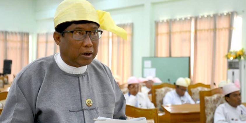 ဓာတ်ပုံ- ပြည်နယ် ၀န်ကြီး ဦးကျော်အေးသိန်း လွှတ်တော်တွင် ရှင်းလင်းနေစဉ်