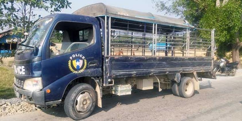 မိန်းခလေး နှစ်ဦးကို တိုက်သော ရဲကားကိုတွေ့ရစဉ်။ ဓာတ်ပုံ- နိရဥ္စရာ/ ခိုင်ခန့်အောင်