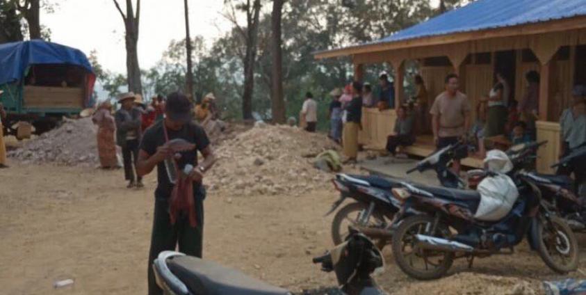 တိုက်ပွဲကြောင့် စစ်ရှောင်လာသည့် ပြည်သူများ (ဓာတ်ပုံ ~ ဒေသခံတစ်ဦး)