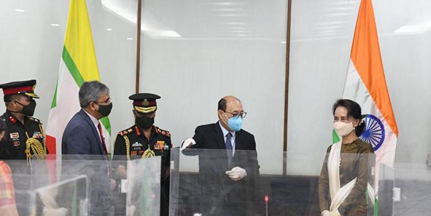 နိုင်ငံတော် အတိုင်ပင်ခံပုဂ္ဂိုလ် ဒေါ်အောင်ဆန်းစုကြည်နှင့် အိန္ဒိယ ကိုယ်စားလှယ်အဖွဲ့တို့ အောက်တိုဘာလ ၅ ရက်နေ့က တွေ့ဆုံစဉ် (ဓာတ်ပုံ - နိုင်ငံတော် အတိုင်ပင်ခံရုံး)