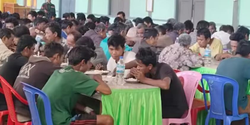 မောင်တောတိုက်ပွဲအတွင်းဖမ်းဆီးရမိသော စစ်သုံ့ပန်းများကို AA က စောင့်ရှောက်ထားသည်ကို တွေ့ရစဉ်။