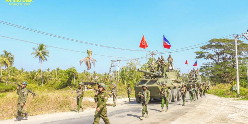 ရခိုင် - ဧရာဝတီအစပ် တိုက်ပွဲများအတွင်းတွေ့ရသော အာရက္ခတပ်တော်တပ်ဖွဲ့ဝင်များ။ ဓာတ်ပုံ - AA Info Desk။