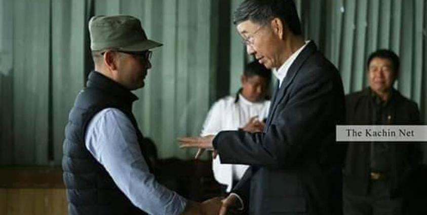 အထူးကိုယ်စားလှယ် မစ္စတာ ဆွန်ကော်ရှန်းနှင့် AA စစ်ဦးစီးချုပ် ဗိုလ်ချုပ်ထွန်းမြတ်နိုင်တို့ ဇန်နဝါရီလ (၁၀) ရက်နေ့က တွေ့ဆုံစဉ်။ (ဓာတ်ပုံ - The Kachin Net)