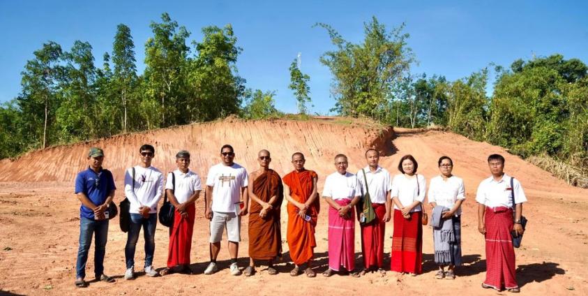 မွန်အမျိုးသားကောလိပ်ကျောင်းတည်ဆောက်မည့် မြေနေရာသတ်မှတ်ခဲ့စဥ်(အအာ)