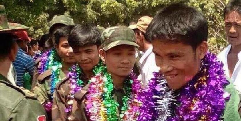 မွန်ချမ်းဓါးပြအဖွဲ့ တပ်မတော်ထံ အလင်းဝင်မှတ်တမ်းပုံ(Aung Naing Win)