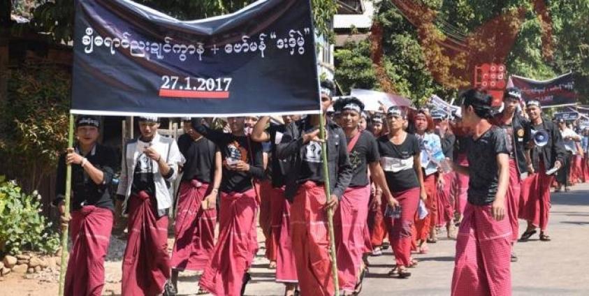 Mon youths staging a protest for the Mon political parties merger (Photo: MNA)