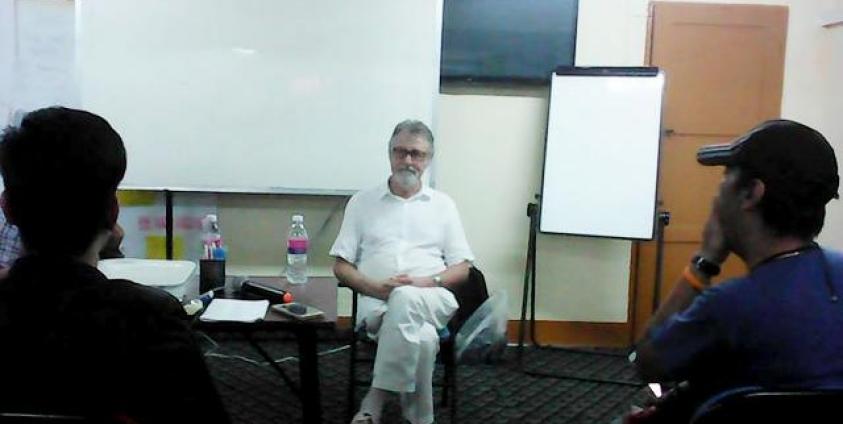 ဇွန် ၂၃ရက်က ရန်ကုန်မြို့ အောက်ပုဇွန်တောင်မြို့နယ် ၅၁လမ်းရှိ ရန်ကုန်နိုင်ငံရေးသိပ္ပံကျောင်းတွင် ပြုလုပ်သည့် ‘ ၂၀၁၅ အထွေထွေရွေးကောက်ပွဲနှင့် မြန်မာ့နိုင်ငံရေးအခင်းအကျင်းများ ဟောပြောပွဲ’တွင် တွေ့ရသည့် Mr.Larry Jagan ။ ဓါတ်ပုံ ထက်ထက်အောင်