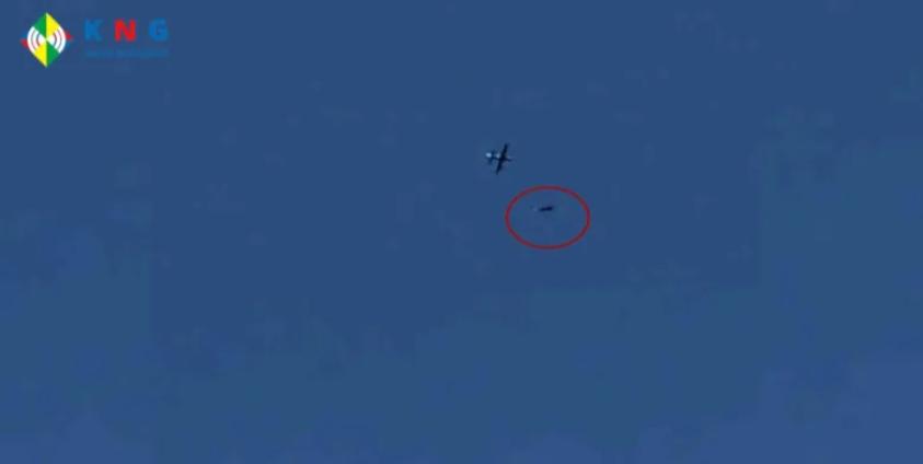 ပင်လည်ဘူး တိုက်ပွဲဖြစ်ပွားနေတဲ့နေရာကို စစ်ကောင်စီ လေကြောင်းအသုံးပြုပြီး ဗုံးကြဲတိုက်ခိုက်ခဲ့စဉ်။ (ပုံဟောင်းအသုံးပြုထားပါတယ်)