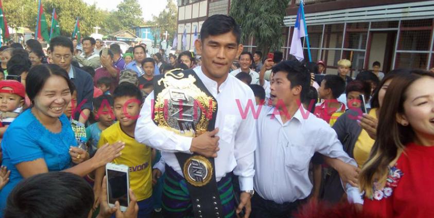 မတ်လ ၁၉ ရက်က မြစ်ကြီးနားမြို့တွင် ဒေသခံ ပရိသတ်များနှင့် တွေ့ဆုုံခဲ့စဉ်။ ဓါတ်ပုုံ Kachinwave