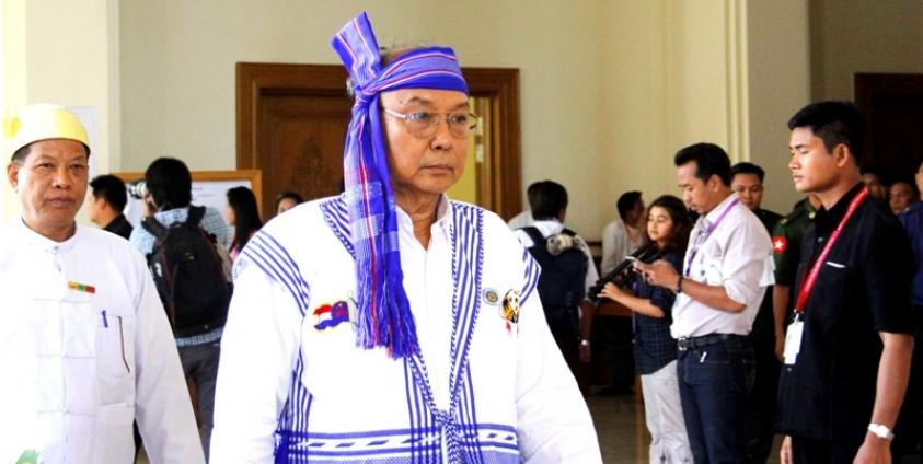 ဧပြီလ ၁ရက်၊ အမျိုးသားလွှတ်တော်အစည်းအဝေးအပြီးတွင်တွေ့ရသော အမျိုးသားလွှတ်တော်ဥက္ကဋ္ဌမန်းဝင်းခိုင်သန်း(ဓာတ်ပုံ- မင်းမင်း/မဇ္ဈိမ)