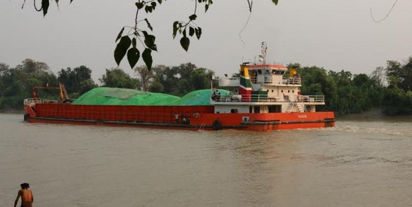  ကျောက်မီးသွေးများကို သင်္ဘောဖြင့် တင်ပို့နေစဉ် (မင်းအာနွန်)