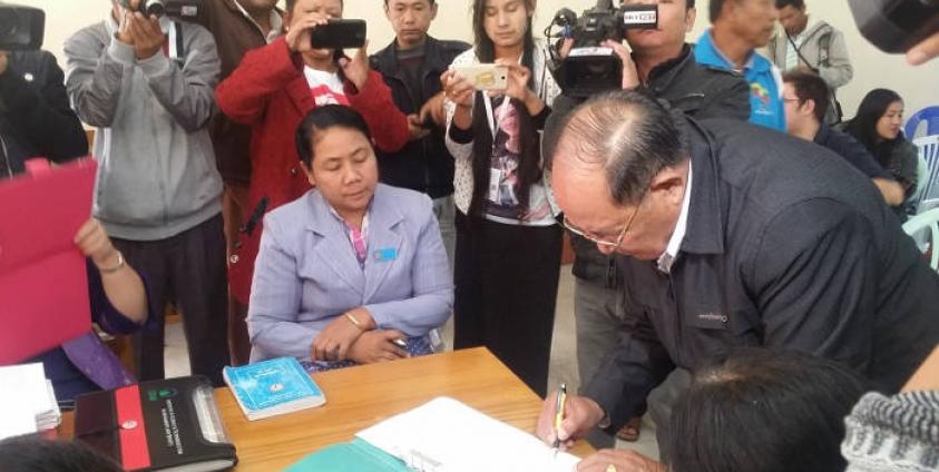 တုုိင်းရင်းသားကုုိယ်စားလှယ်များ လက်မှတ်ရေးထုုိးနေစဉ်